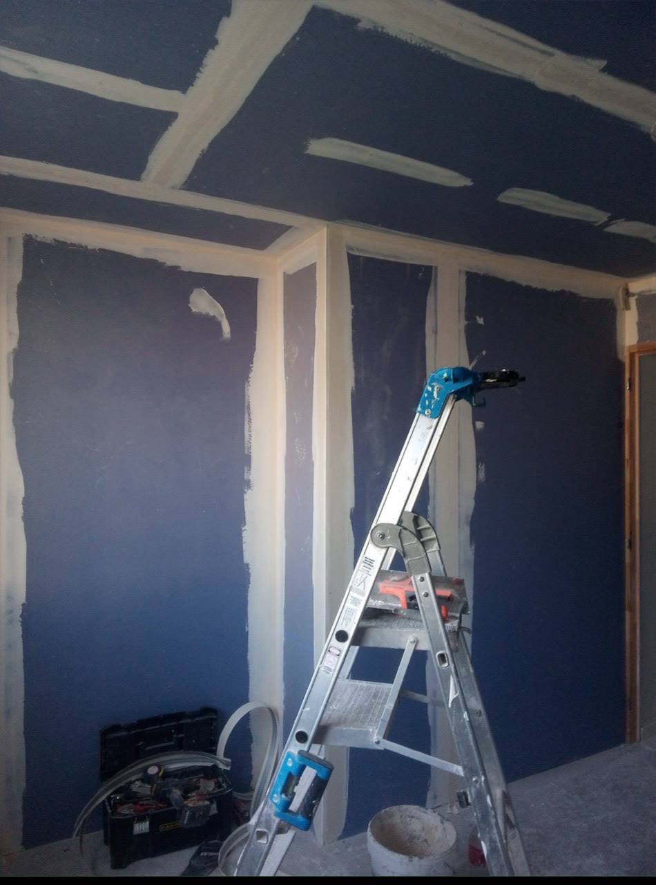 Pièce en cours de préparation, avec bandes à joints et reprises sur les murs