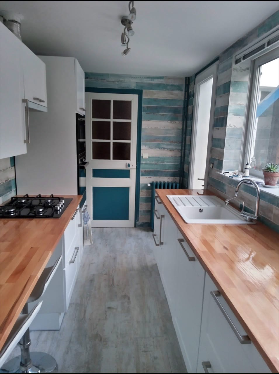 Aménagement intérieur avec cuisine, verrière et finitions murales